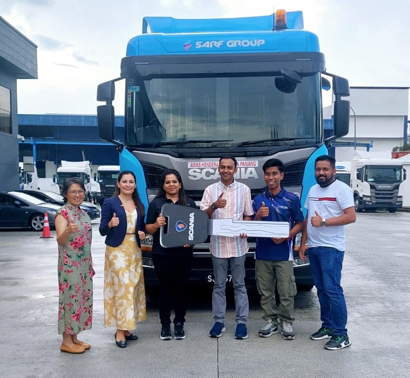 SARF Group's representatives pose with the new Scania G410.