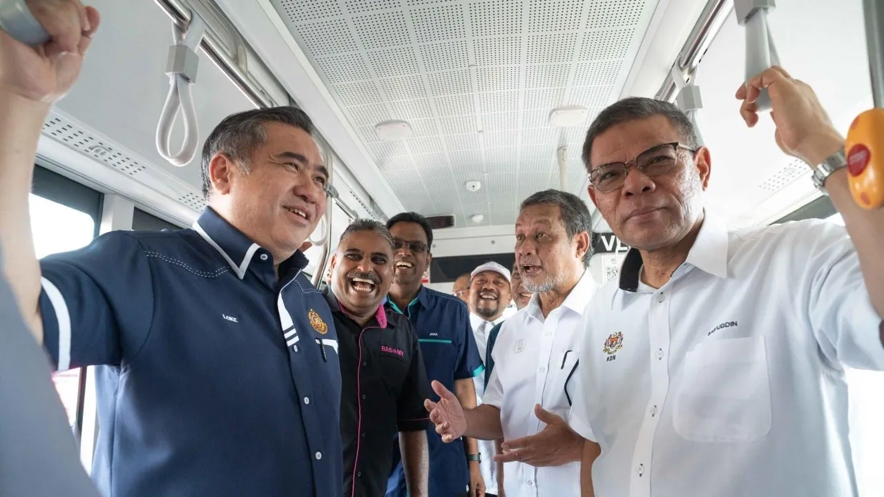 Anthony Loke and government officials during the launch of the Kota Setar Bas.My SBST service