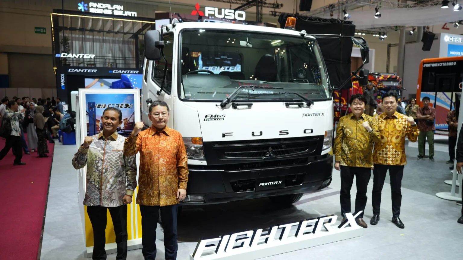Mitsubishi Fuso executives pose with the new Fighter-X FM65F at GIIAS 2025, highlighting the brand’s 55-year milestone in Indonesia and latest vehicle innovations.