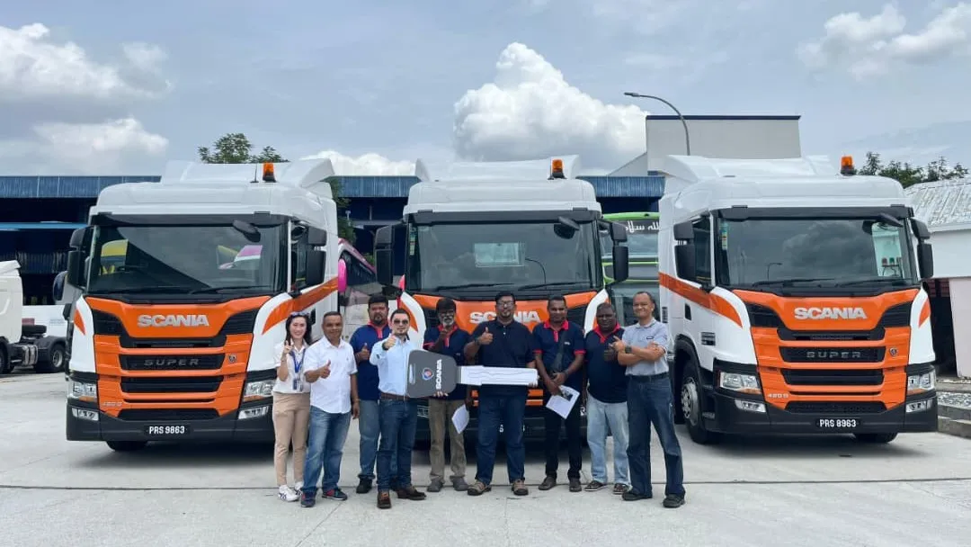 Representatives of Scania Malaysia and Overland Total Logistics during the handover ceremony of the three Scania Super trucks.