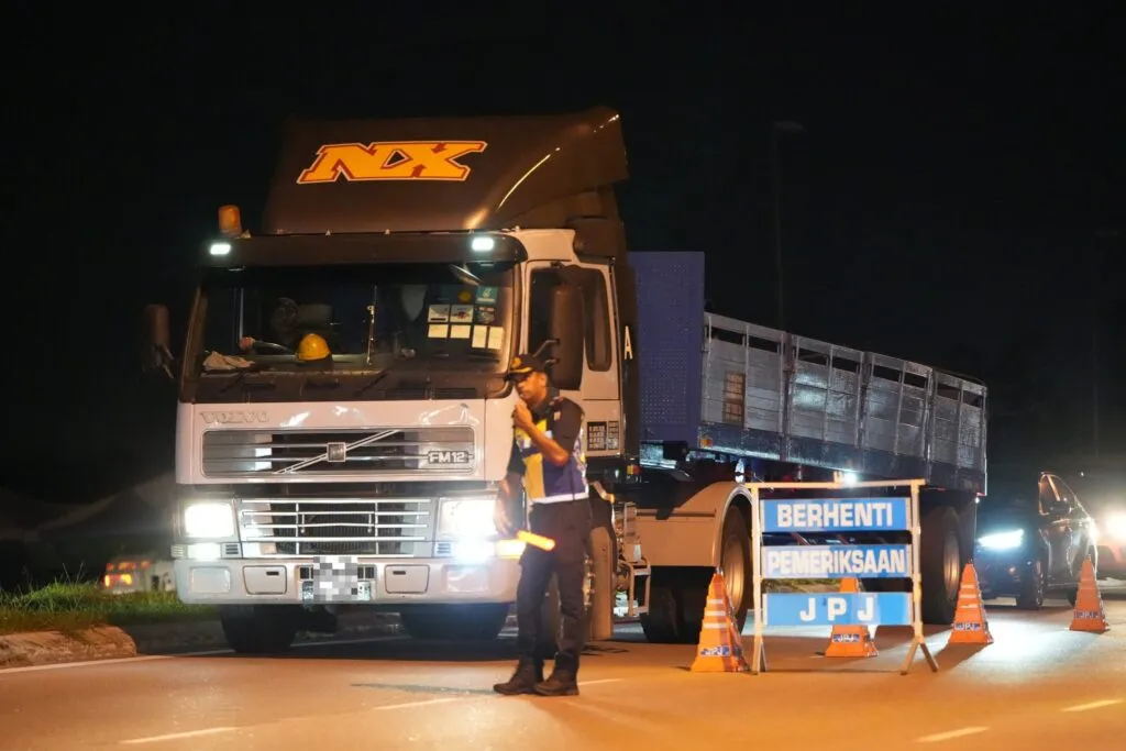 A JPJ officer conducting an operation.