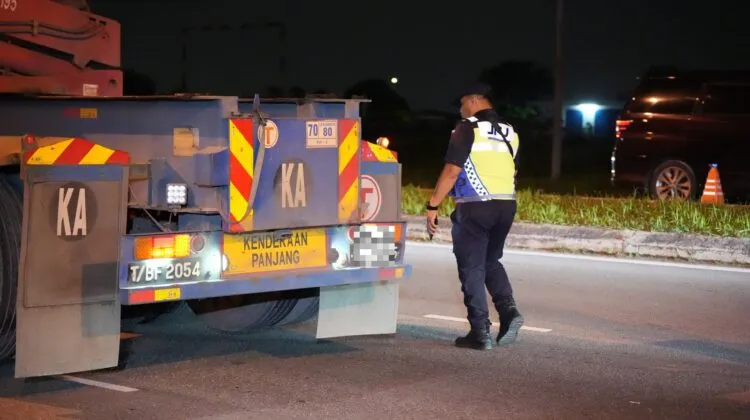 JPJ seizes overloaded lorries during nationwide operation October 2025