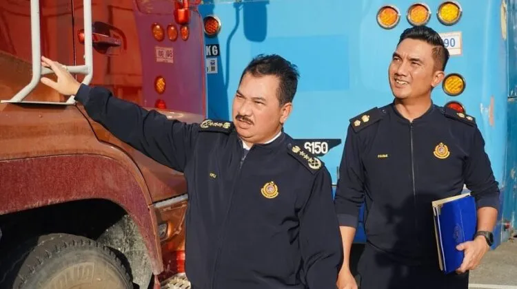 JPJ enforcement officers inspecting heavy vehicles in Malaysia