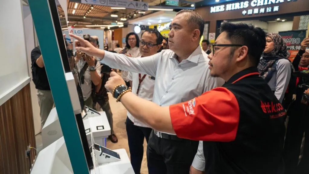 Transport Minister Loke during a working visit to LaLaport Transport Hub