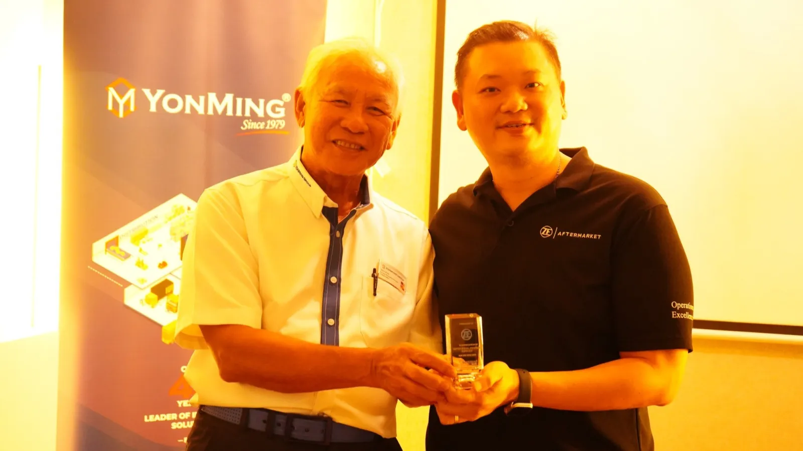 YonMing Group Managing Director Alex Kau Yong Ming presenting the Appreciation Award to the ZF Aftermarket team during the 2026 dinner. Photo Credit: ZF Aftermarket