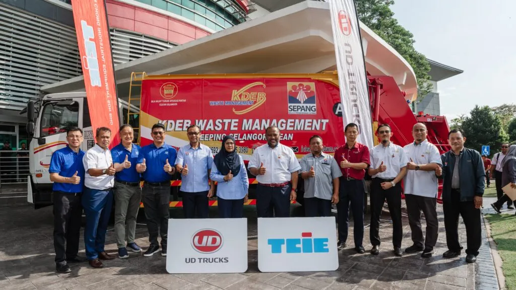 Group photo comprising representatives from Majlis Perbandaran Sepang, KDEBWM and TCIE. Image/Photo Credit: UD Trucks/TCIE