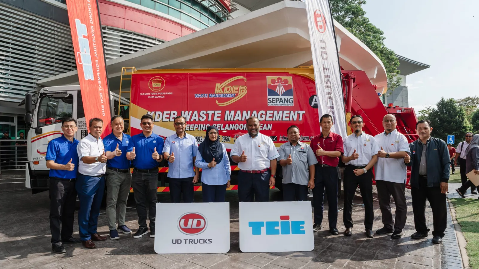 Group photo comprising representatives from Majlis Perbandaran Sepang, KDEBWM and TCIE. Image/Photo Credit: UD Trucks/TCIE