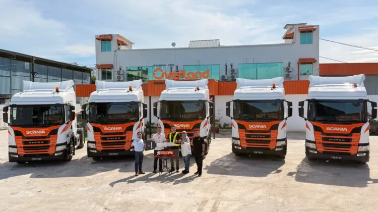 Solution Sales Executive Tanna Ong presenting the Scania Super G420 truck keys to Overland Total Logistics Group Deputy CEO Wilson Ong. (Photo: Scania Malaysia)
