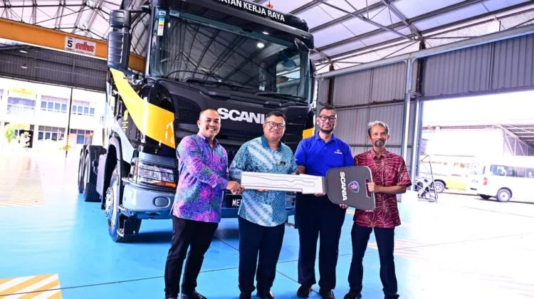 Ir. Mohamad Salzeli Bin Moktar of JKR Melaka receiving the mock key for the first Scania Smart & Safe Truck from Muhammad Jamil. (Photo Credit: Scania Malaysia)