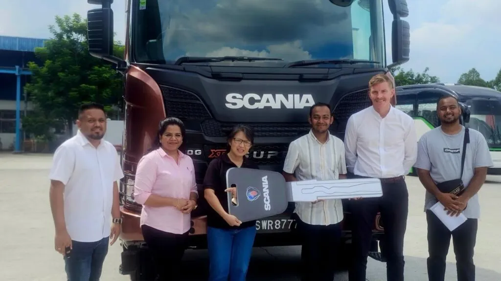 Scania Malaysia hands over a new Scania Super truck to Cemento Enterprise. (Photo: Scania Malaysia/Facebook)