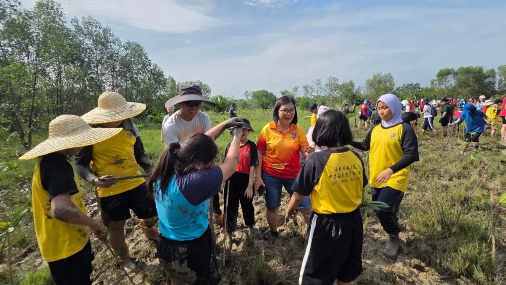 Mangrove planting event in Selangor, sponsored by Scania Malaysia. (Photo: Scania Malaysia)