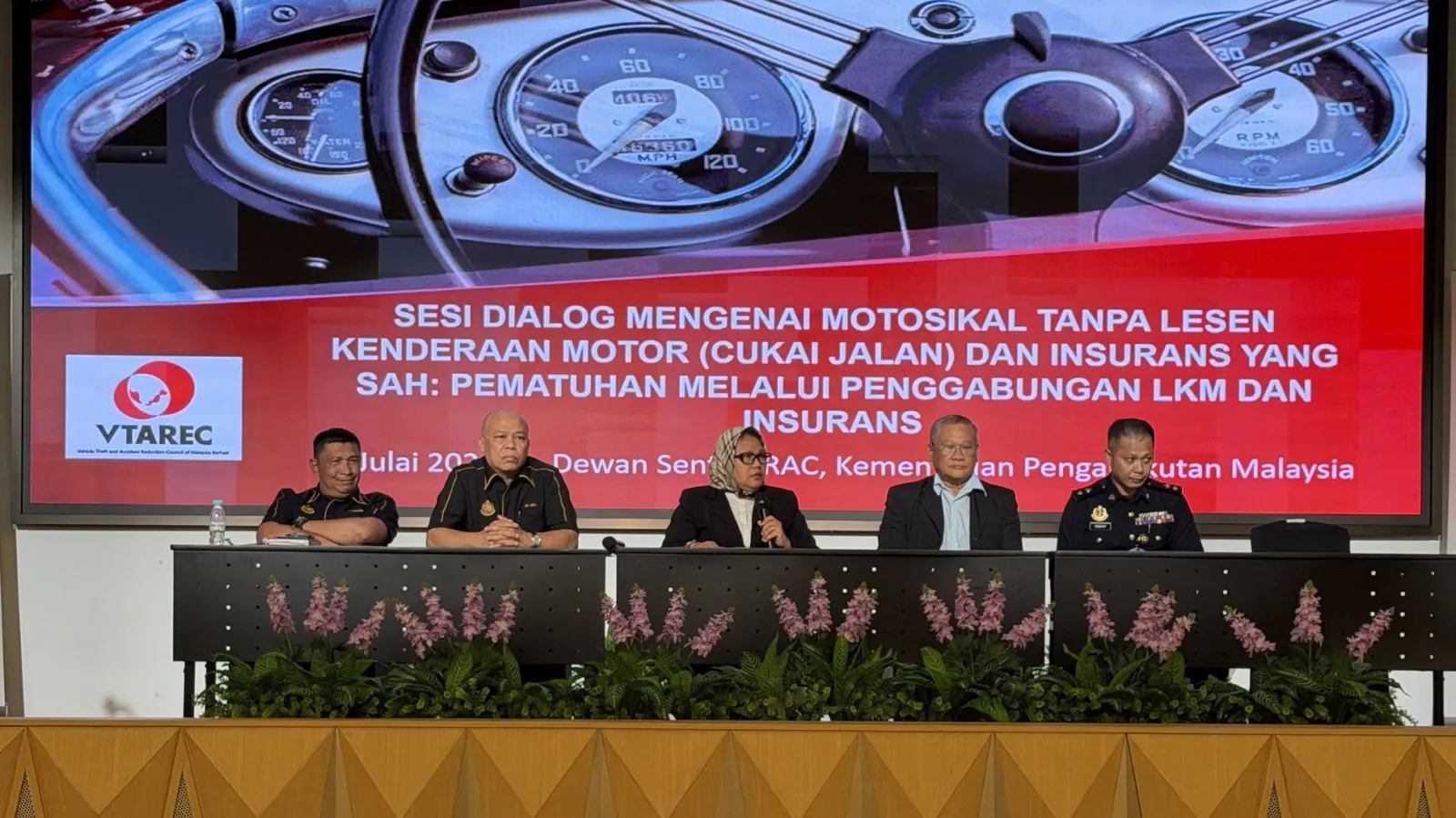 Speakers at the road safety discussion at VTAREC-MOT seminar. (Photo: AMH/Facebook)