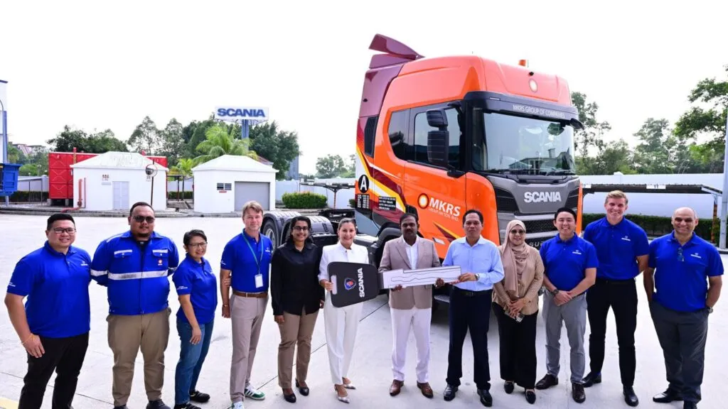 Scania Malaysia hands over a Scania Super truck to MKRS Group. (Photo: Scania Malaysia)