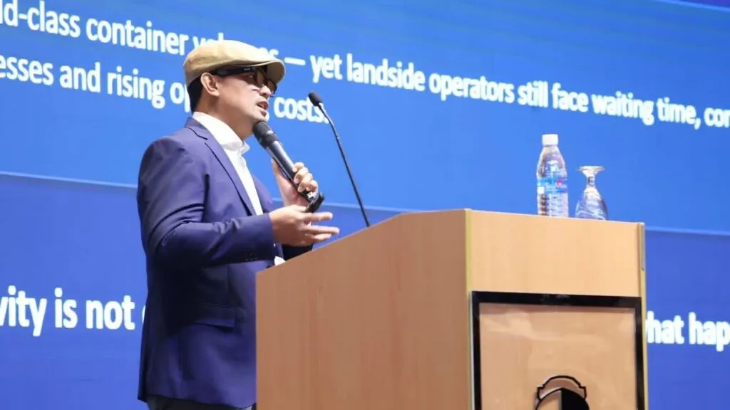 AMH Secretary General Mohamad Azuan Masud speaking at a podium during his presentation at the International Logistics Symposium 2026. (AMH/Facebook)
