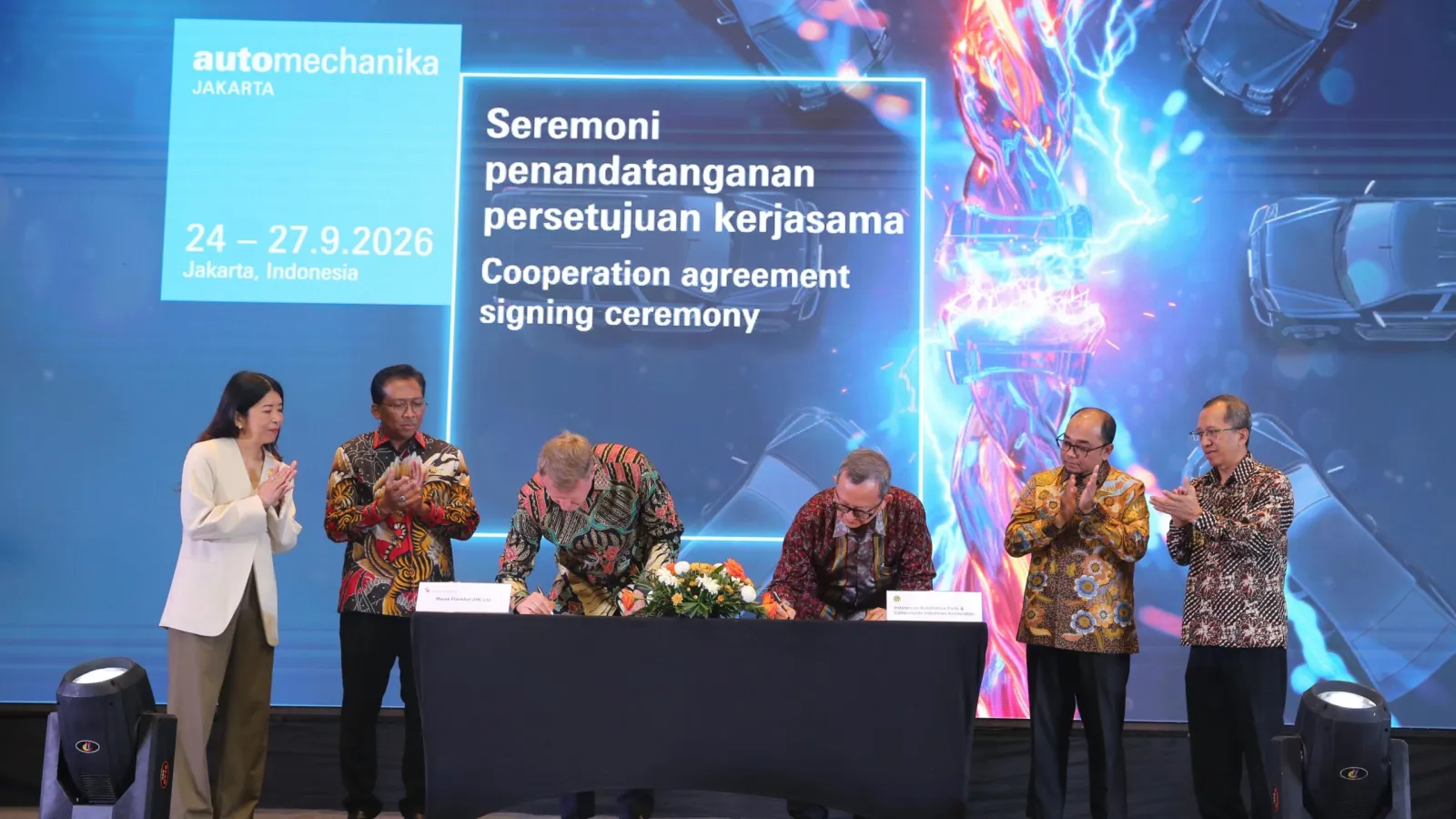 Representatives onstage during the cooperation agreement signing ceremony for Automechanika Jakarta. (Photo: Messe Frankfurt HK)